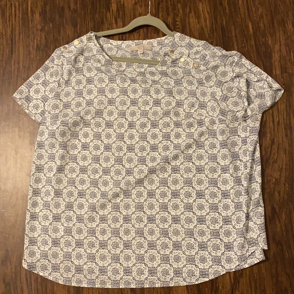 Loft brand blouse ! Cute pattern with button detail on the shoulder  size 22
